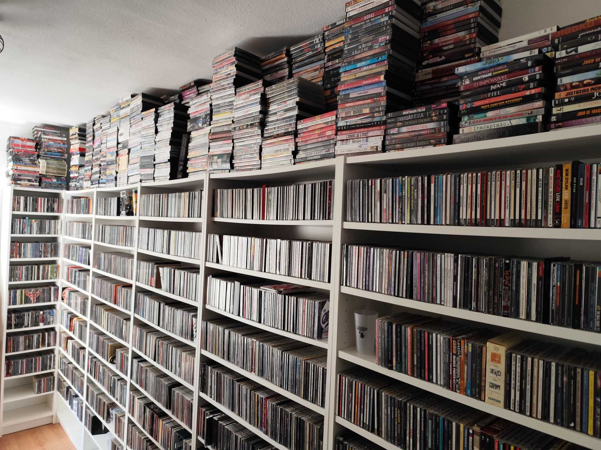 Milhares de CDs disponíveis para venda.