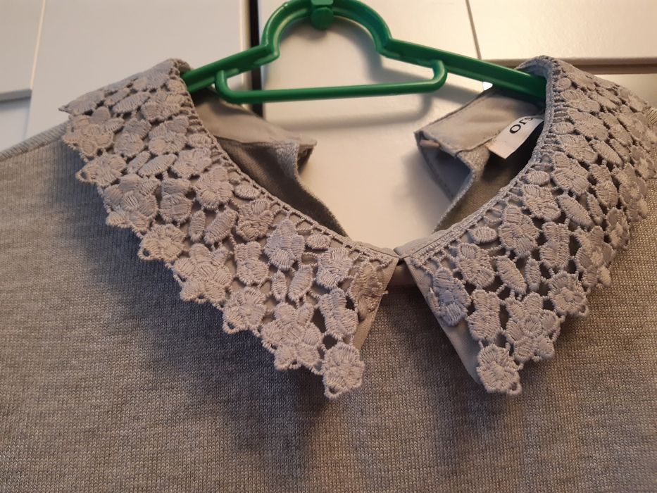 Śliczna szara sweterkowa sukienka z kołnierzykiem