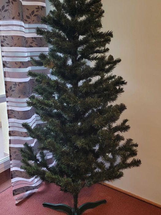Choinka sztuczna 220 cm ze stojakiem kartonem