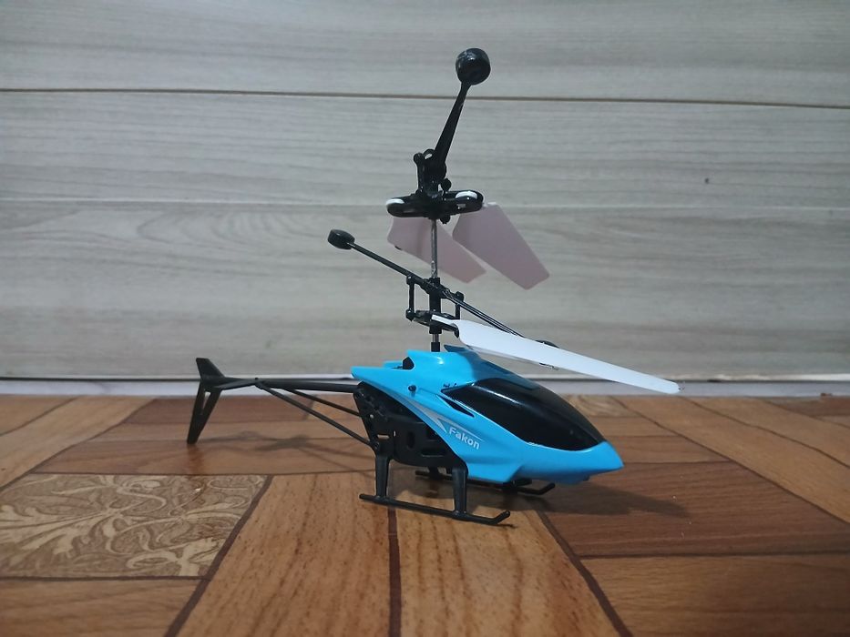 Вертоліт працює від руки