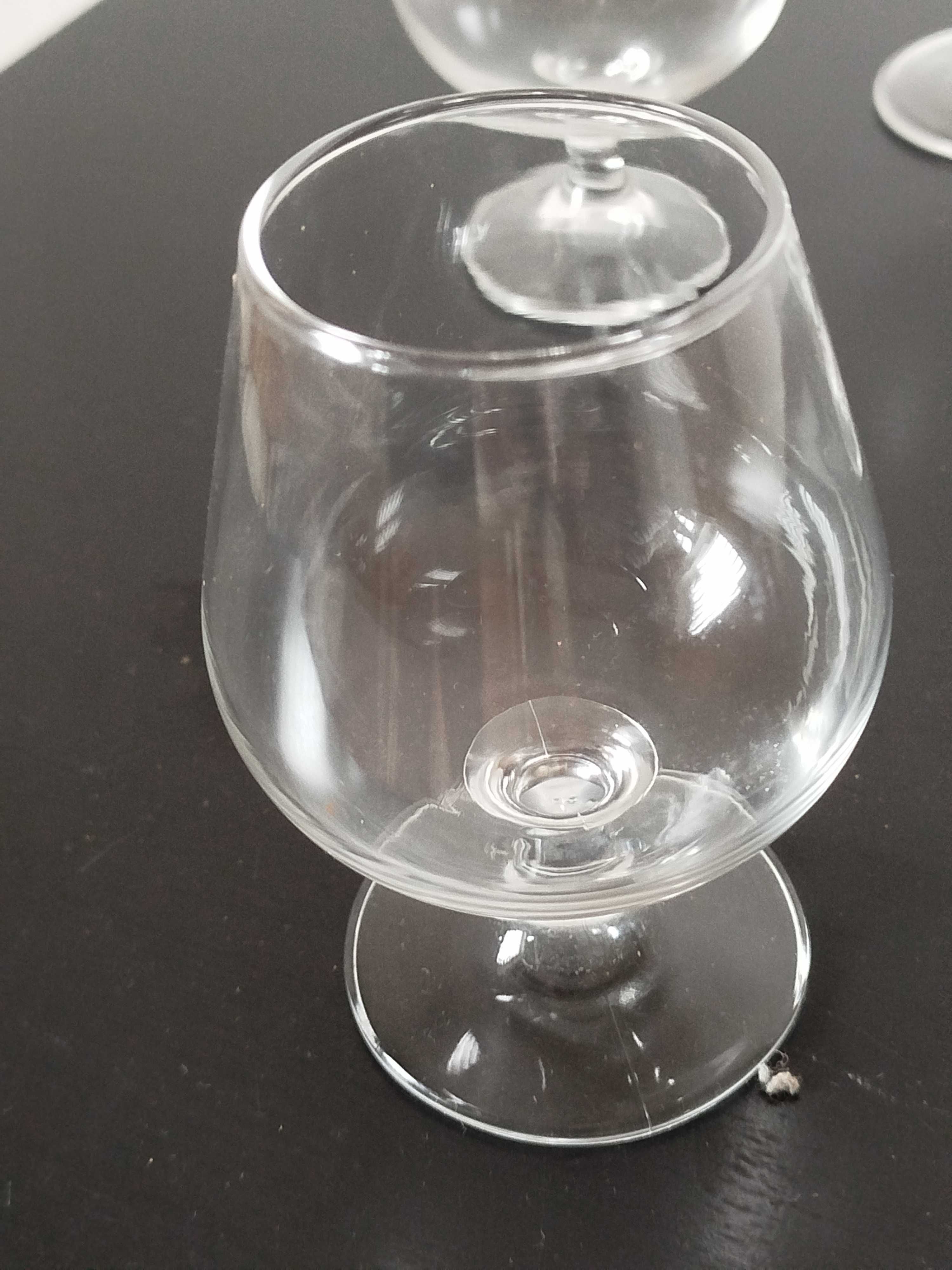Quatro copos de brandy