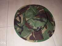 Chapeu de abas camuflado