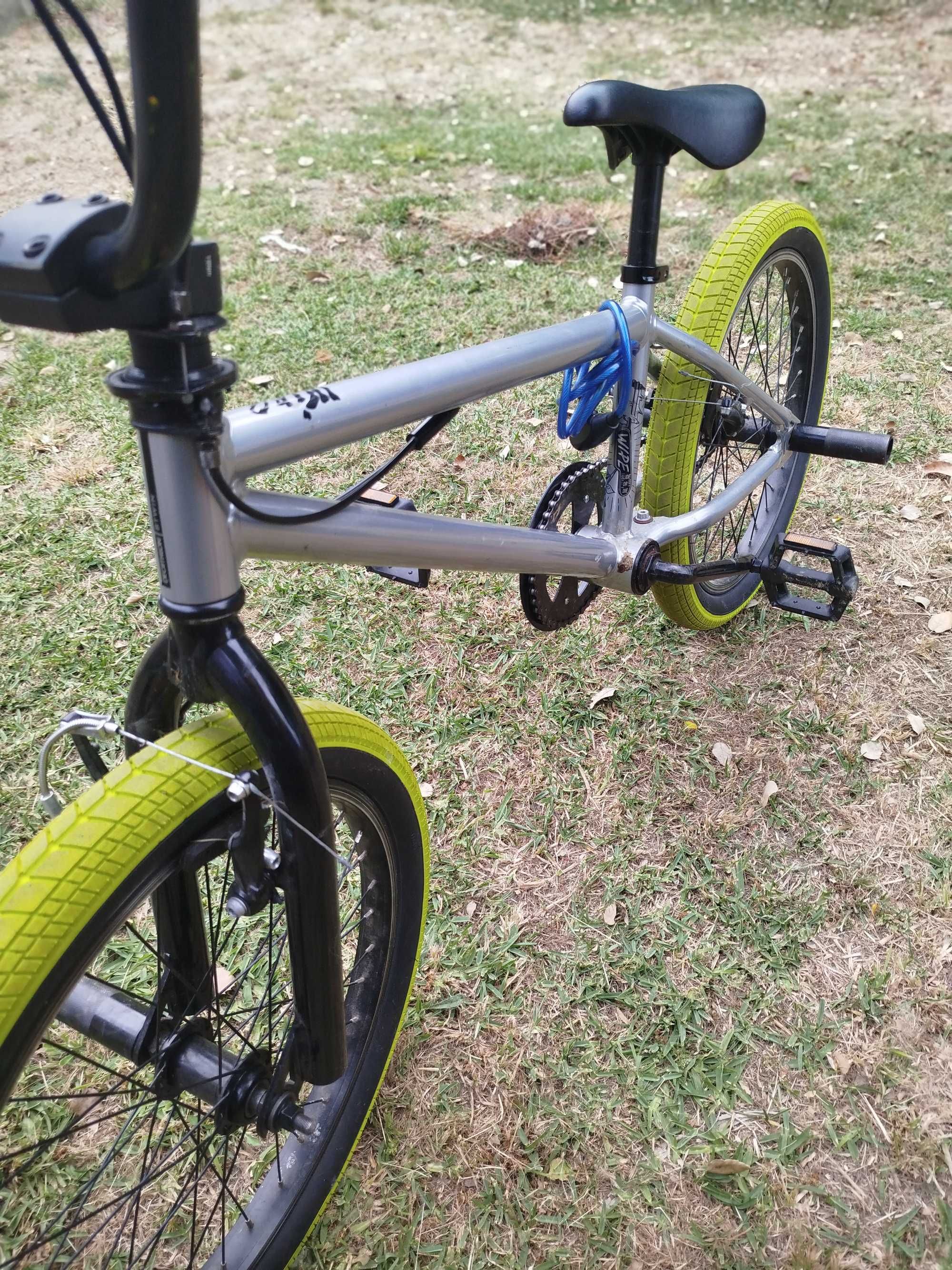 Bicicleta BMX usada .