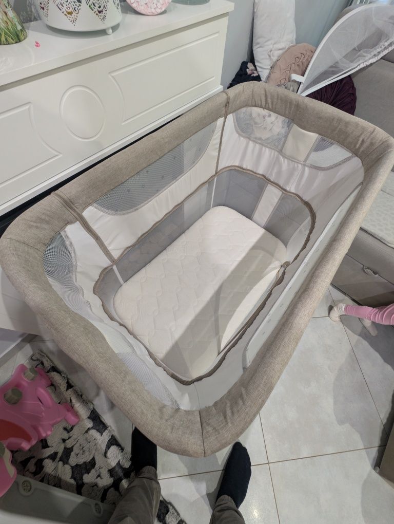 Sprzedam łóżeczko dostawne Momi Smart Bed beżowe