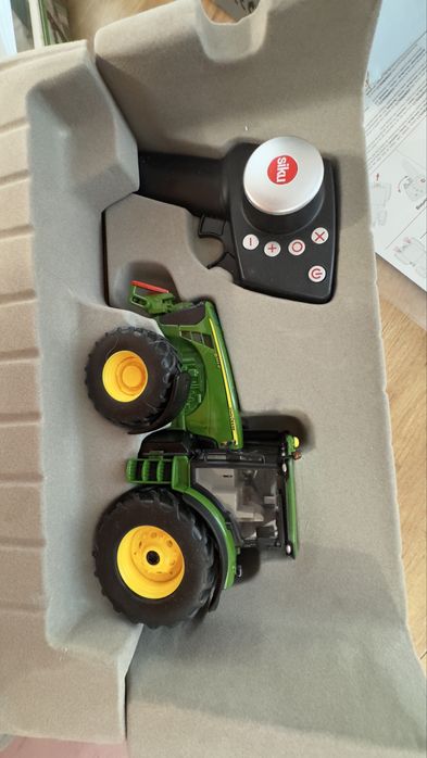 Traktor John Deere z przyczepa. Zdalnie sterowany, metalowy. Nowy