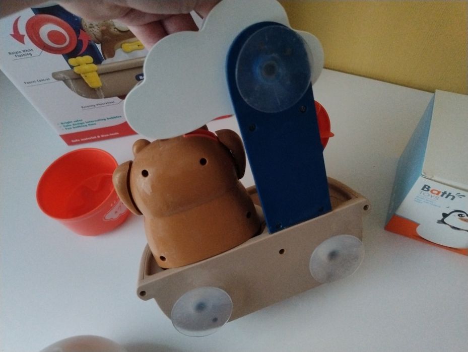 Іграшки для купання, курча фонтан, ведмедик полоскун