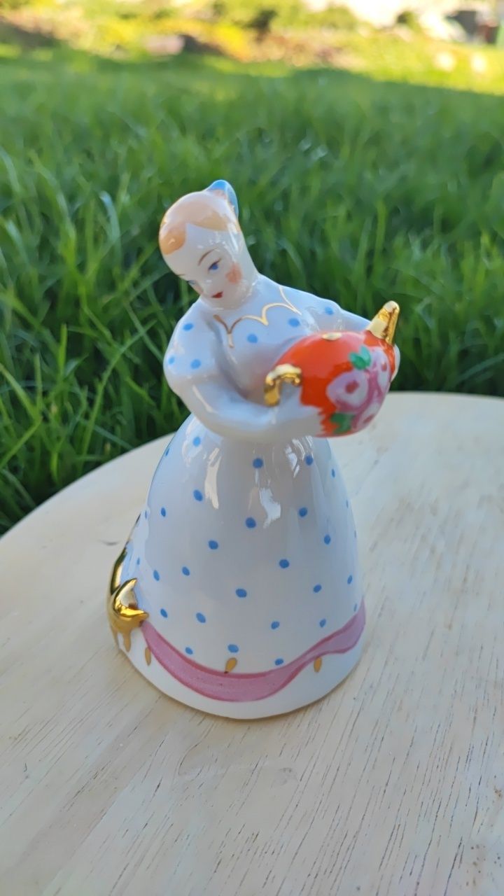 Porcelanowa figurka Dziewczynka z czajnikiem Dulovo 64-68