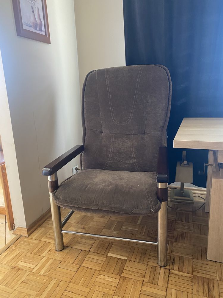 Dwa fotele i rozkładana ława stół