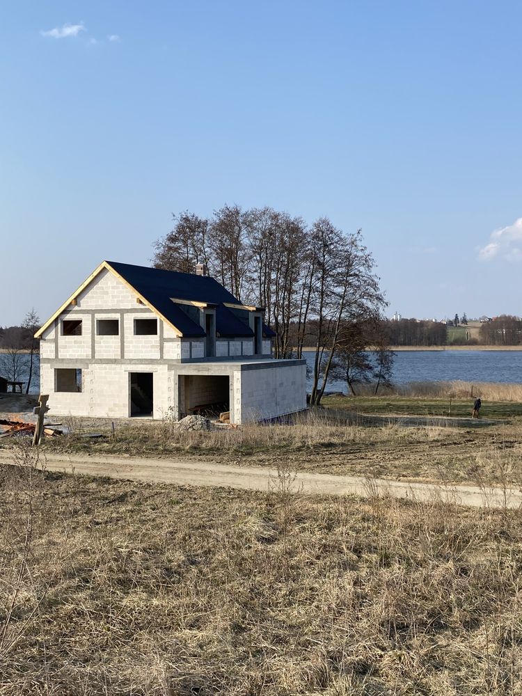 Dom z linia brzegową