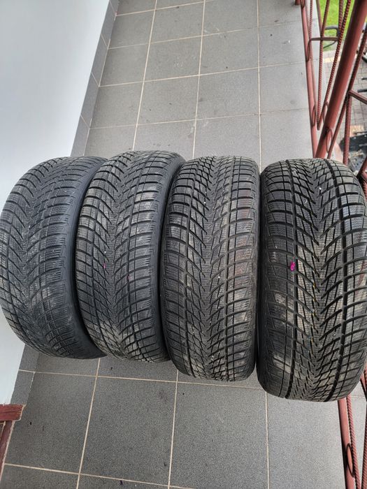 Komplet opon zimowych Goodyear 205/50 17
