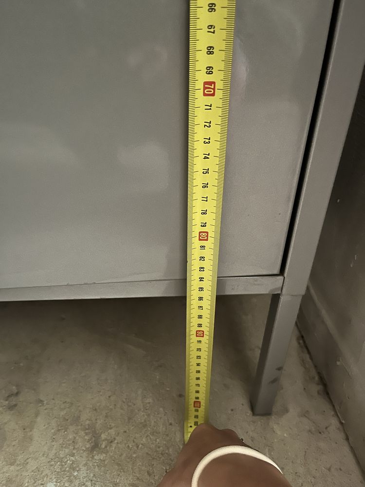 Szara metalowa szafka . Ikea