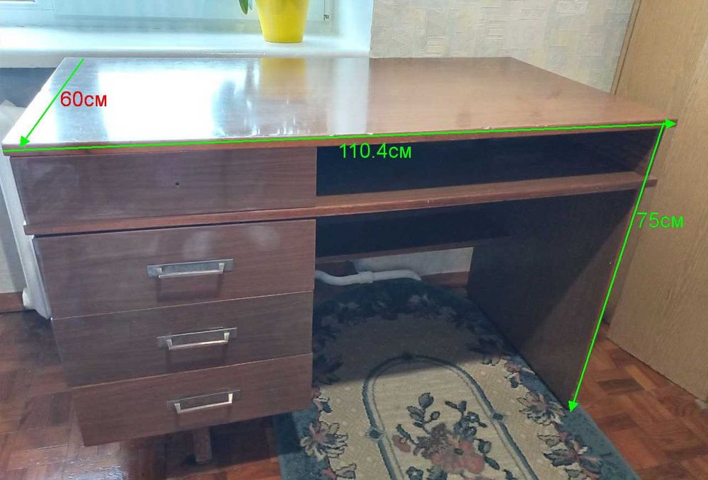 Добротний письмовий стіл з шухлядами полицями дерев'яний стол