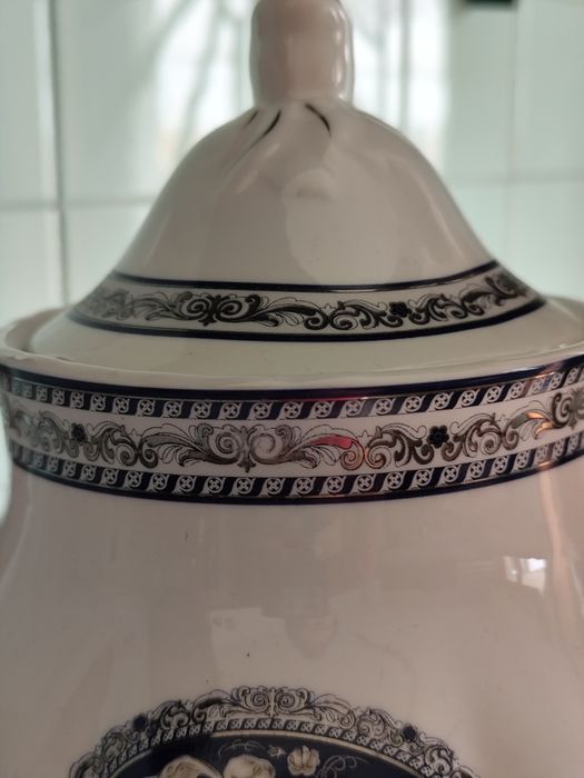 Bule com desenho azul