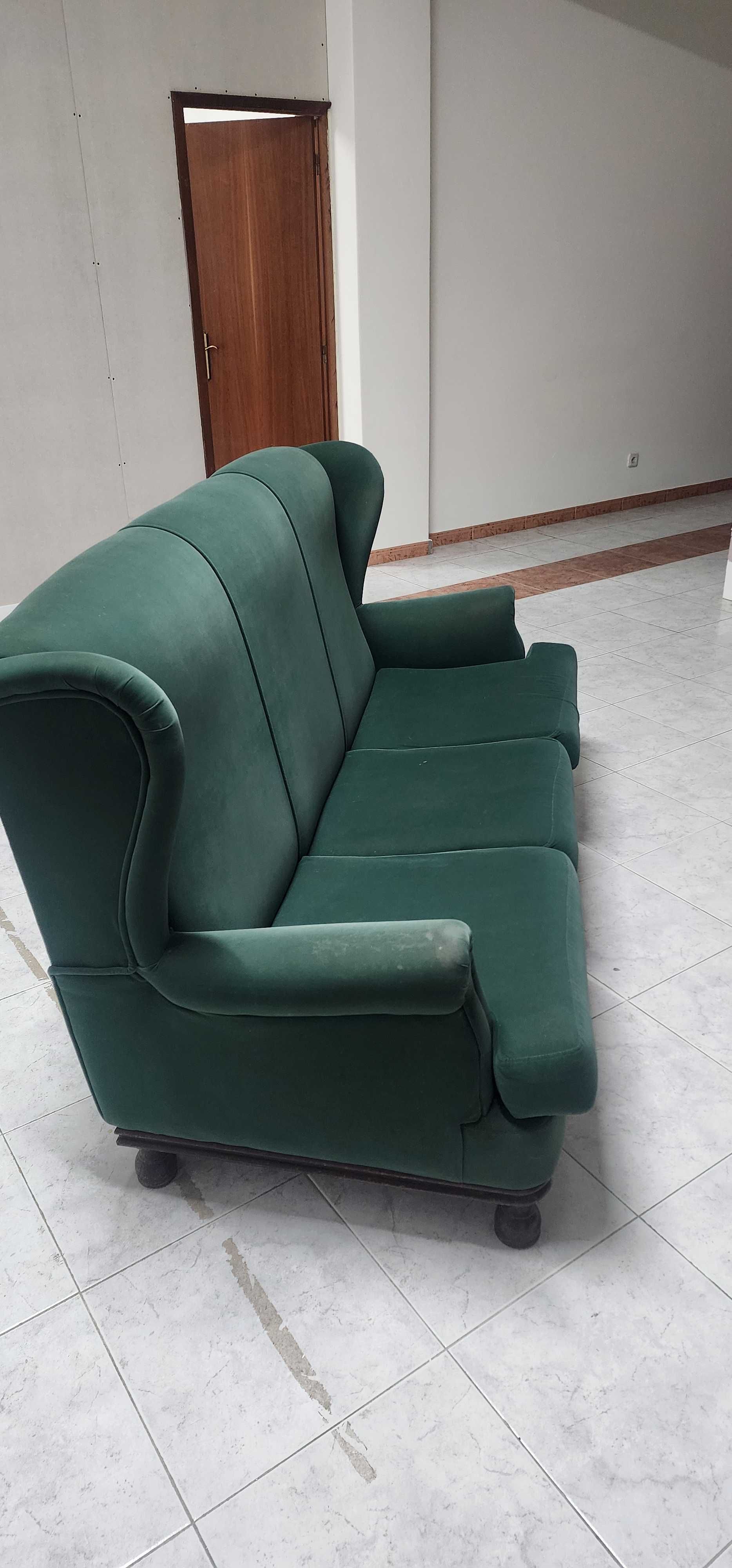 Sofa verde com marcas de uso