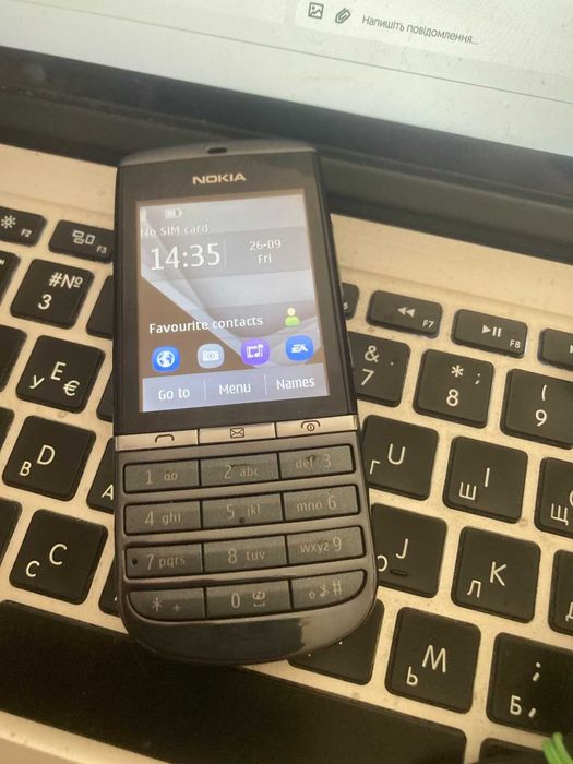 Телефон Nokia Asha 300 "машина часу"