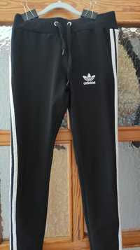 Damskie spodnie dresowe Adidas czarne S-M