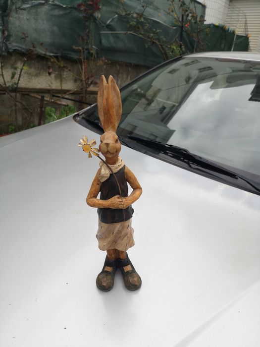 Estatueta com figura de coelho