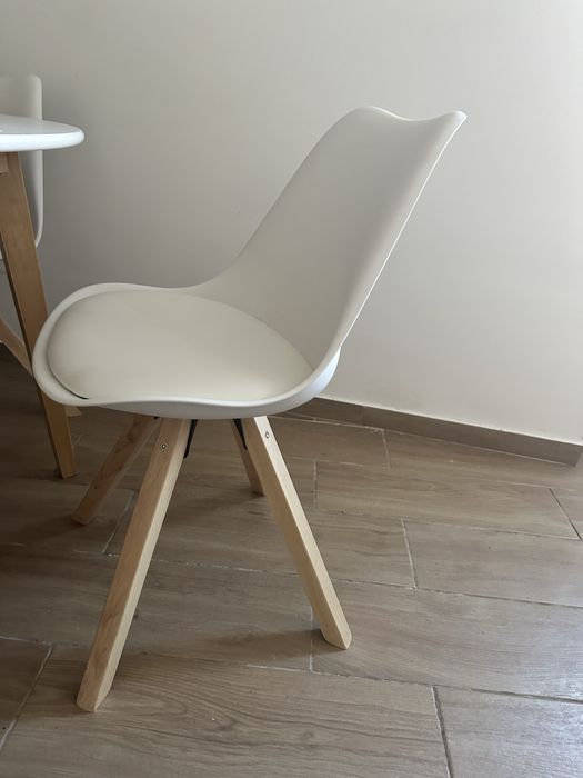 Mesa com 4 cadeiras