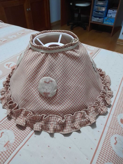 Colcha de cama individual e outros elementos de decoração