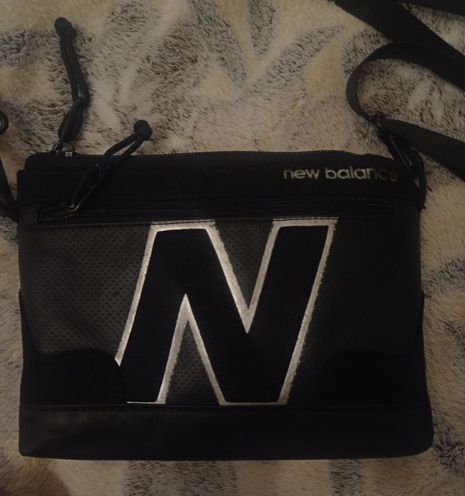 Сумка new balance чорного кольору