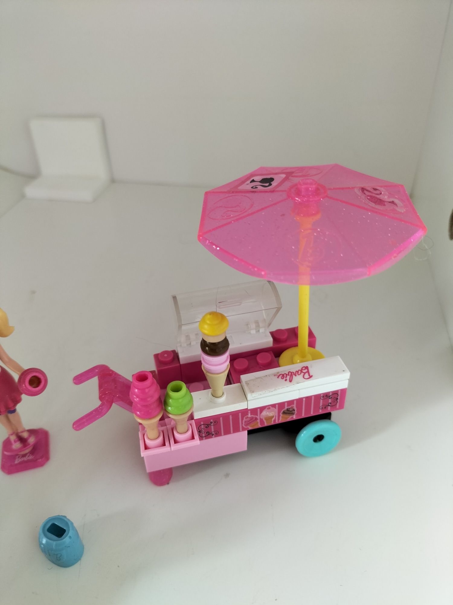 Klocki mega blocks barbie stoisko z lodami