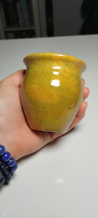 Nieduże naczynie - wazon lub czarka, wyjątkowy kolor