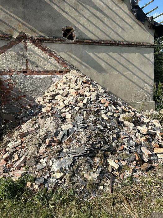Gruz budowlany , dachówka + cegla