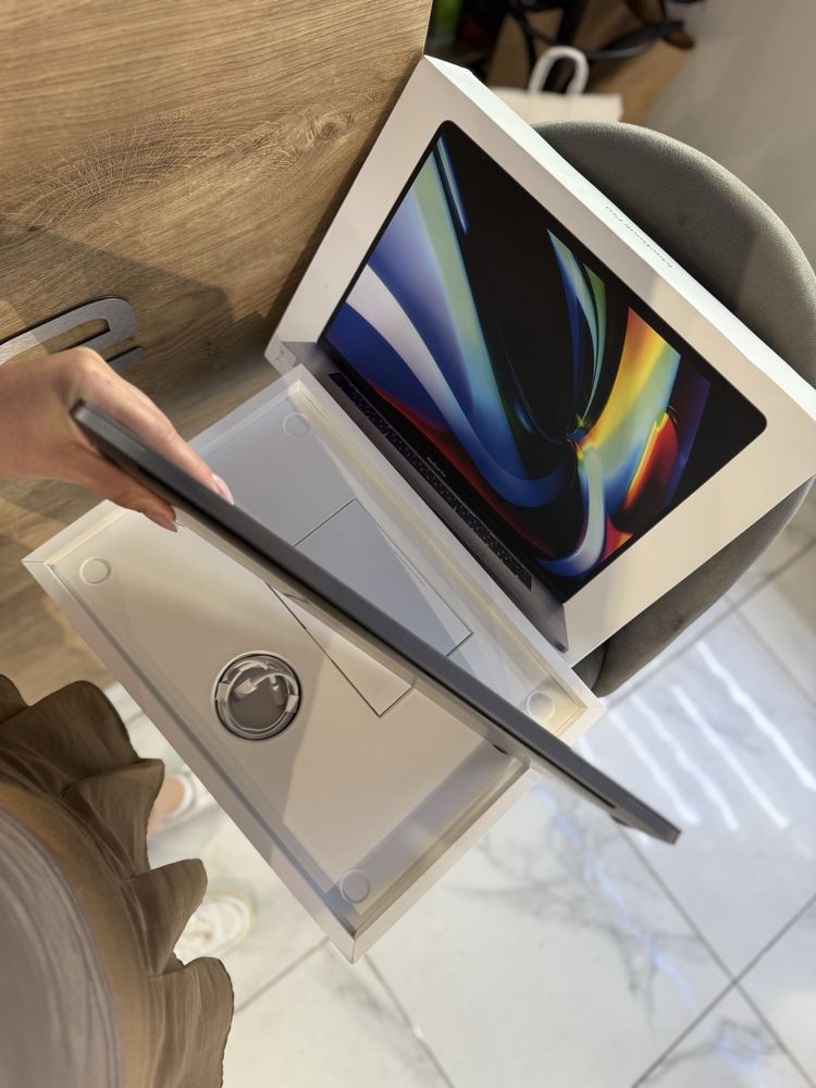 New Apple MacBook Pro 16-inch  i7  16/512GB