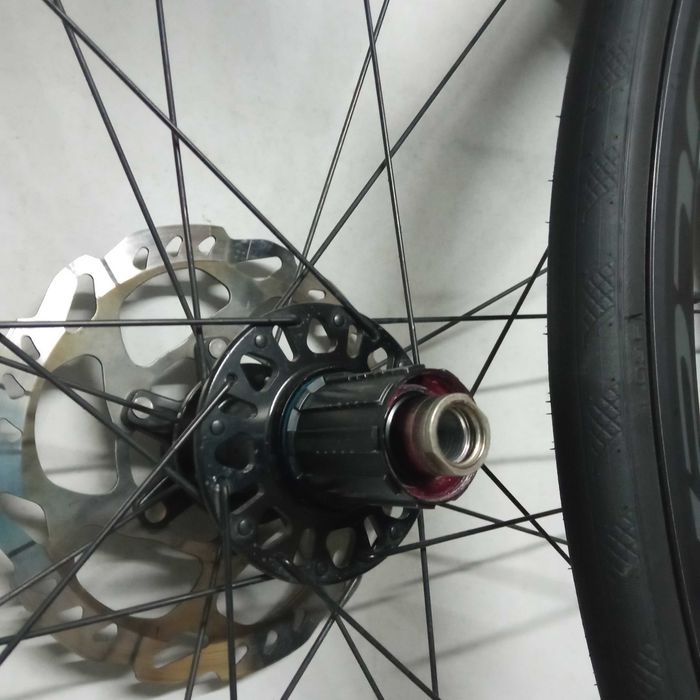 Rodas fulcrum racing 6 com discos e pneus.