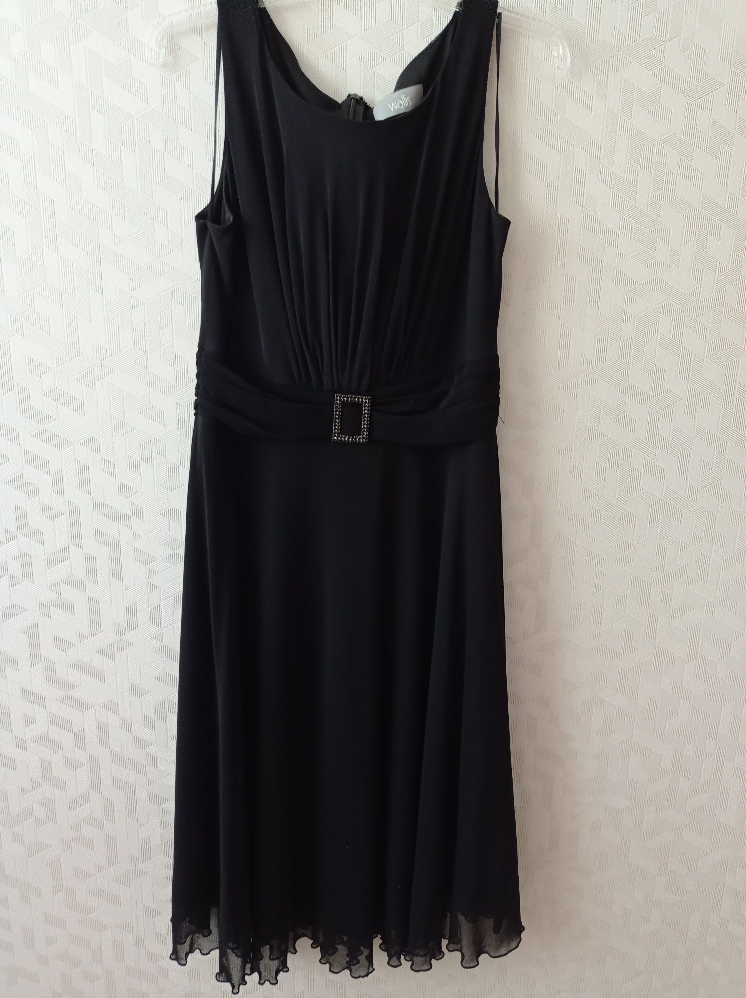 Czarna sukienka firmy Vallis