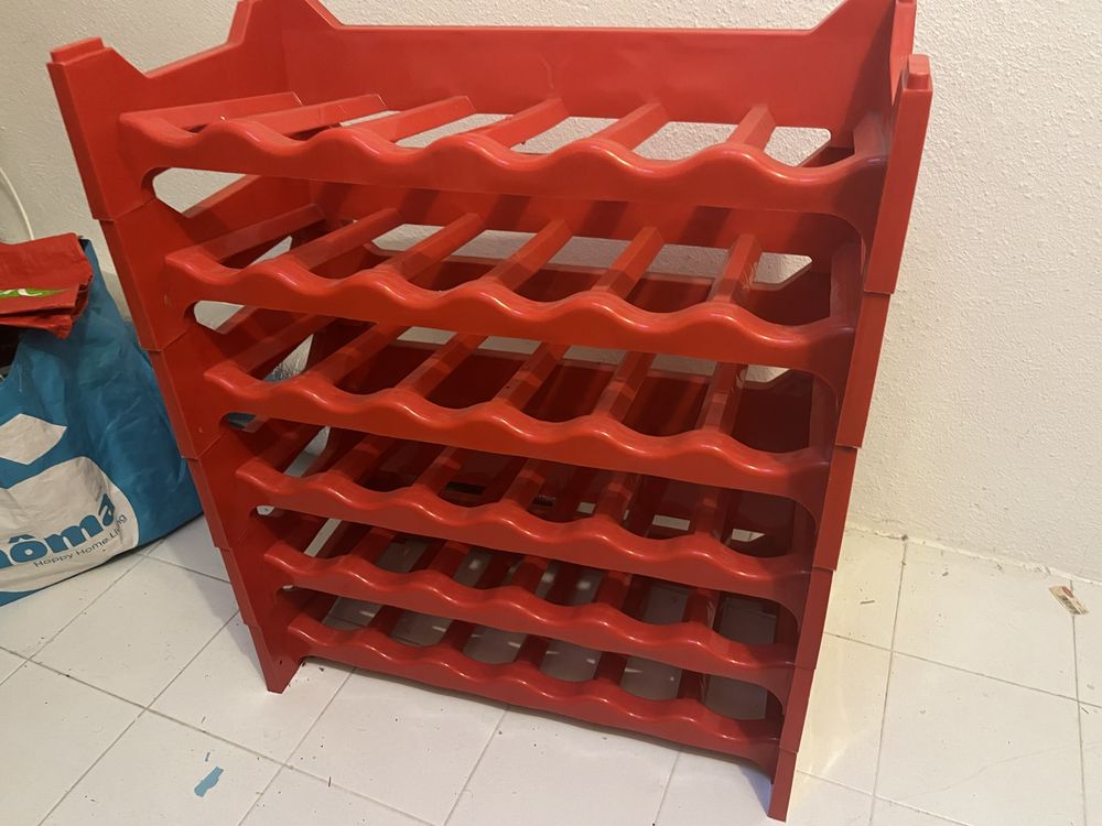 Garrafeira com capacidade de 36 garrafas