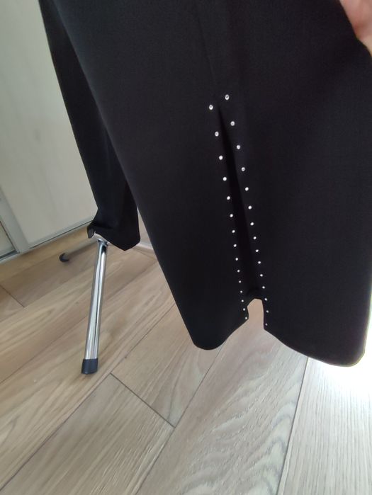 Spodnie damskie , czarny dzwony, cyrkonie i atłasowy pas marki Trapez