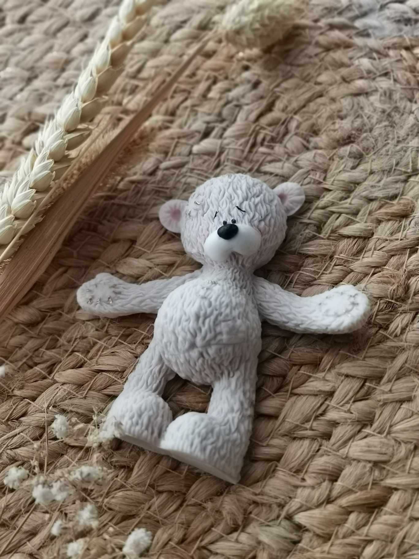 Figurka miś kremowy na bok tortu dekoracja z masy cukrowej