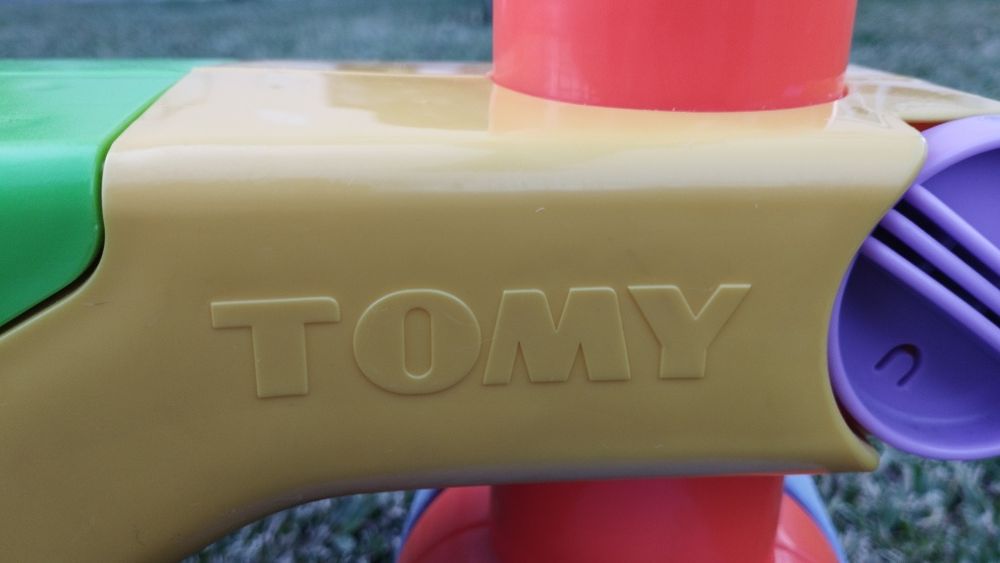 Andador/triciclo Tomy para bebé