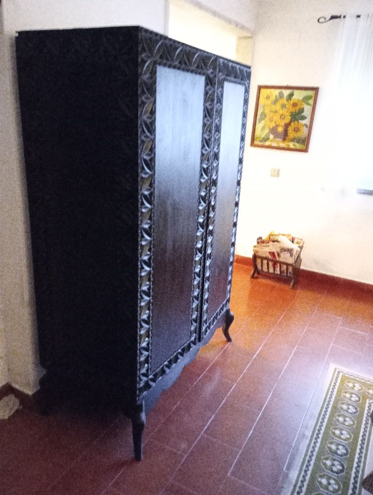 Roupeiro de Pau Preto
