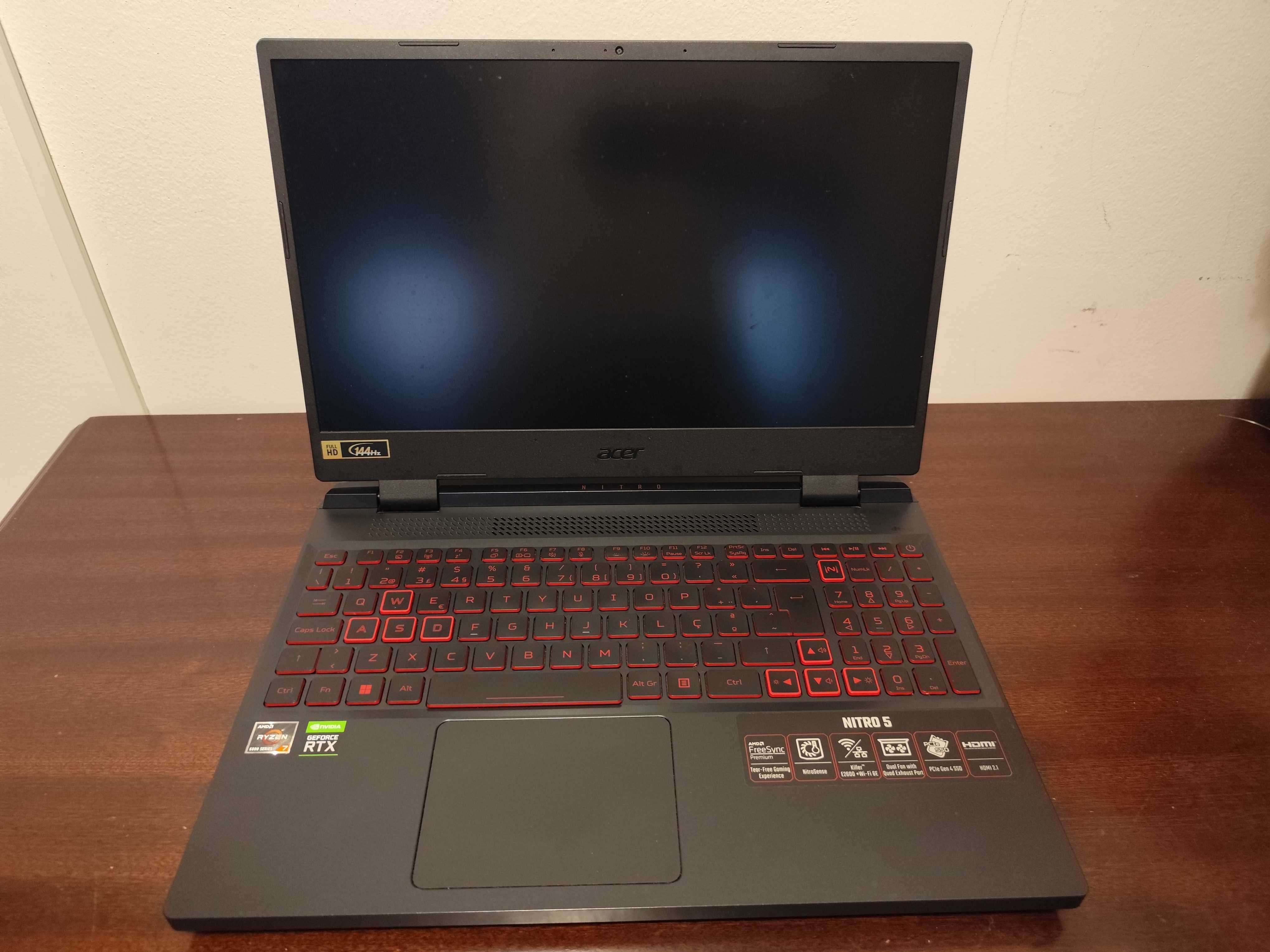 Portátil gaming Acer Nitro 5 com suporte para portátil cooling