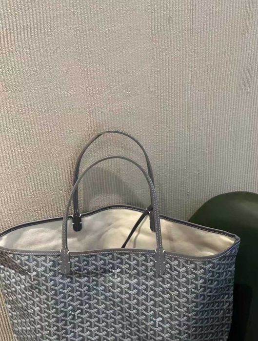 Duża torebka na ramię marki Goyard w szarym kolorze drzewca