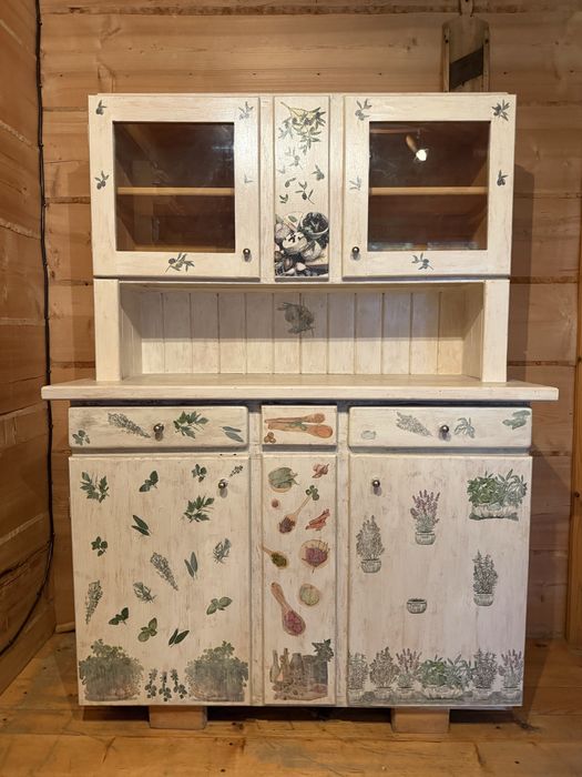 Unikatowy kredens z czasów PRL