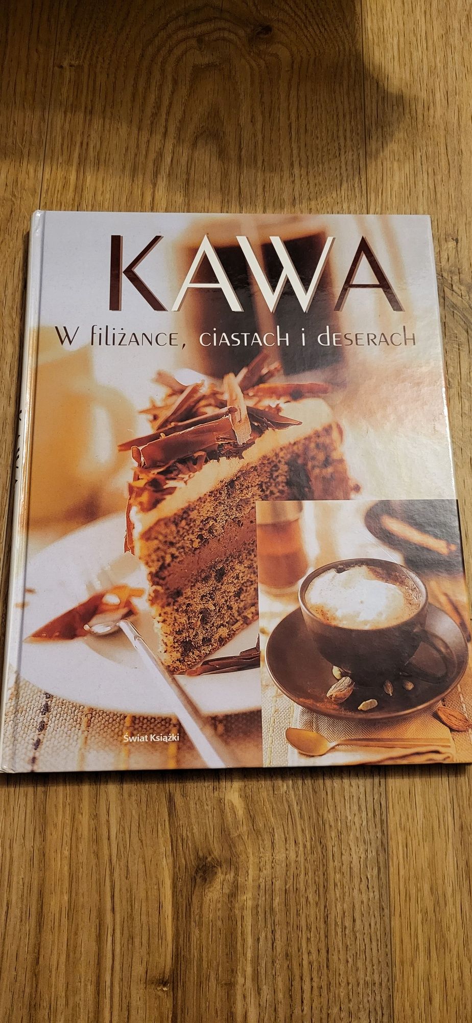 Kawa w filiżance, ciastkach i deserach