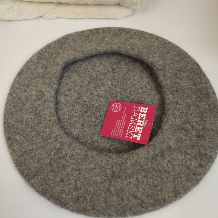 Klasyczny i elegancki beret damski – 100% wełna, nowy z metką!

Sprzed