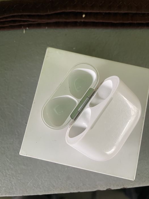 Зарядний кейс наушників Apple AirPods 4