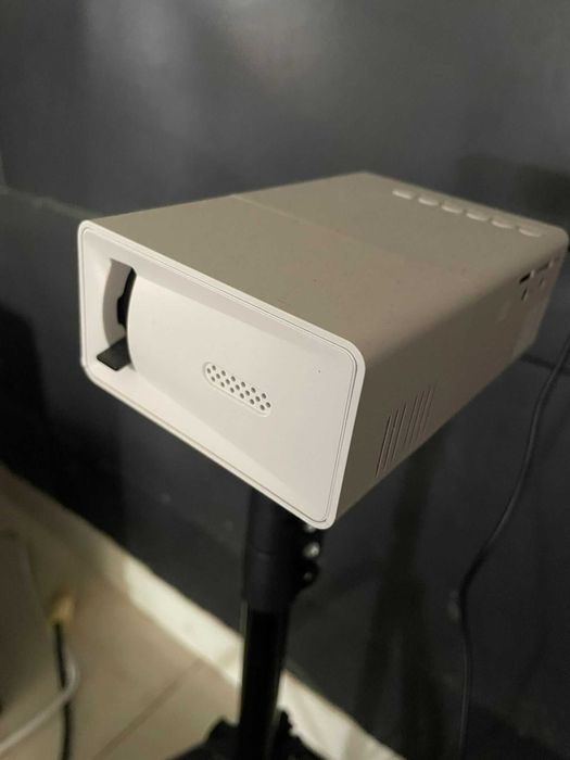 mini projetor com tripé