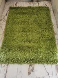 Carpete em tons de verde.