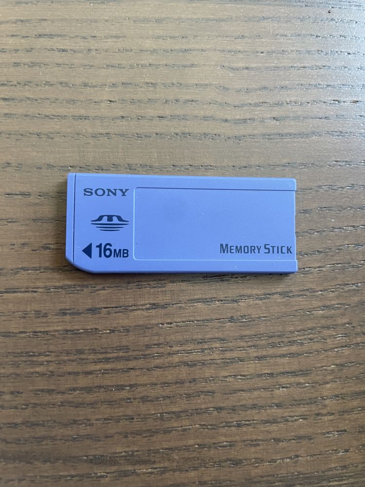 Sony Cyber-shot DSC-P73 – Y2K flash & vibes