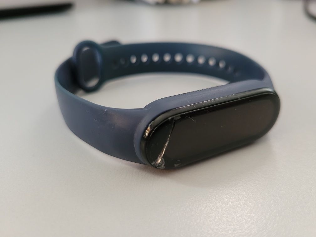 Opaska Mi band i 2 kable zasilające - uszkodzona.