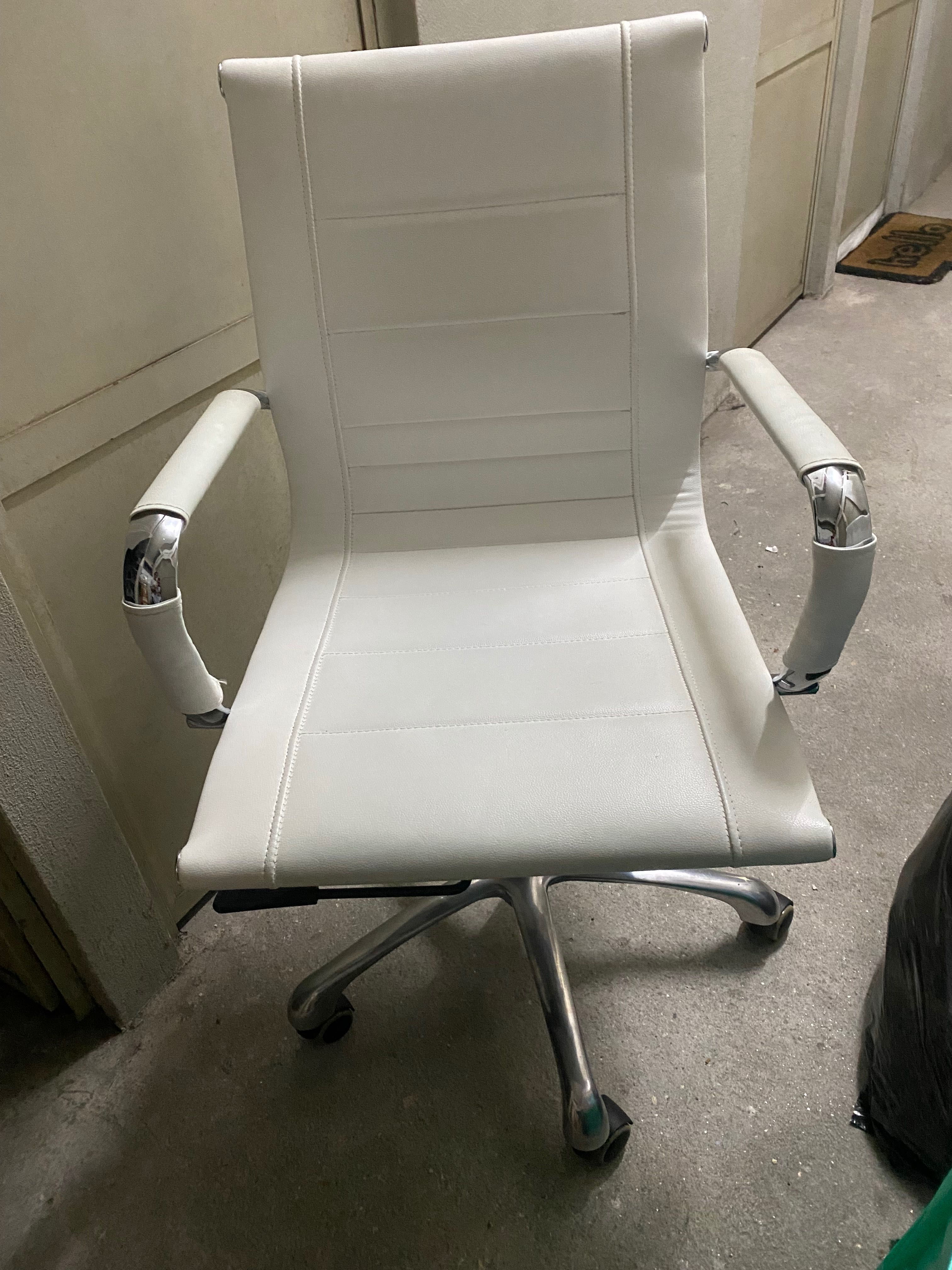 Cadeira de escritório de pele e inox