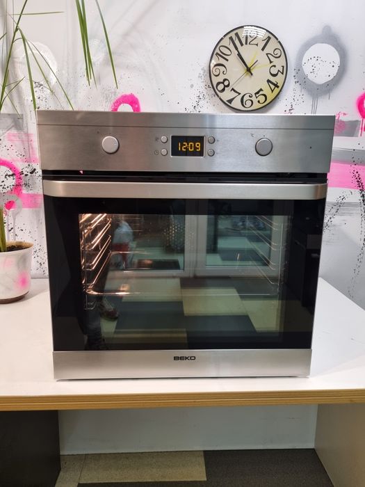 Надійна духова шафа духовка пічка плита Beko
