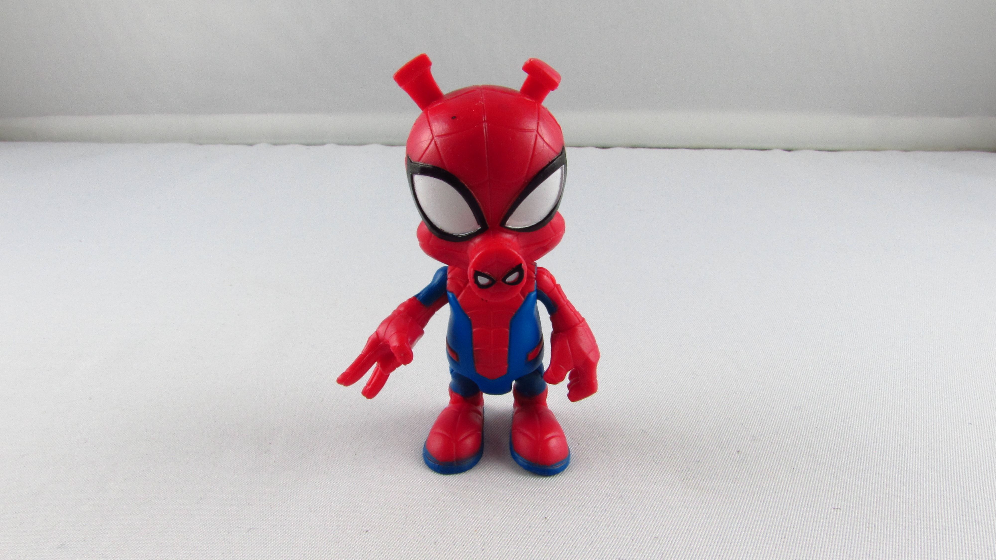 DISNEY STORE - Marvel Toy Box - Spider-Man Spider-Ham Figurka + Pojazd