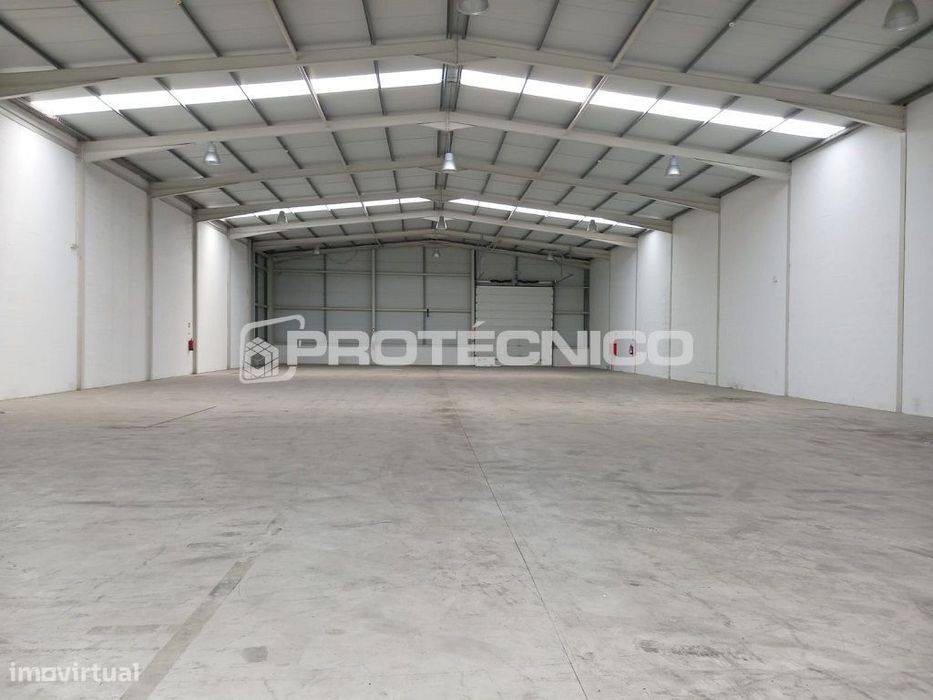 Armazém c/ 1.219m2 – Z. I. de Barrô