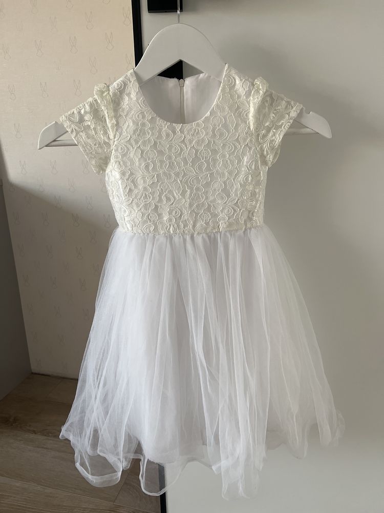 Платье  белое на 100-110